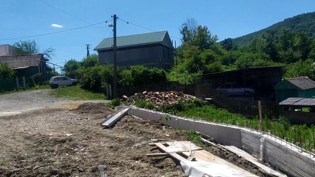 посадил дом, сдвинул на 50 см в сторону от проекта, сняли опалубку и начали гидроизоляцию