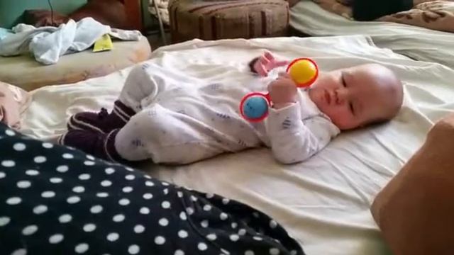 Илья держит погремушку, 3 месяца смотреть онлайн