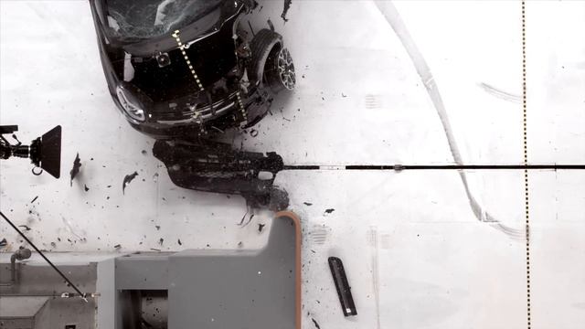 2014 Fiat 500L Driver-side Small Overlap IIHS Crash Test