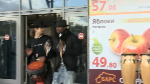 Бабулька жжёт под "Летучих Барабанщиков" смотреть онлайн