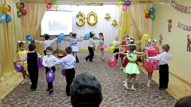Танец с шарами "Большой хоровод" МАДОУ №456 смотреть онлайн
