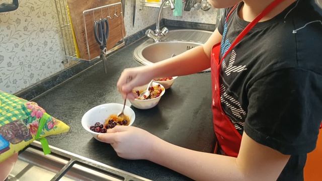 Готовлю ватрушки с ягодным фаршем.