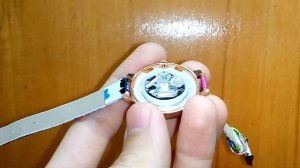 Как заменить батарейку на часах (на кварцевых наручных часах)