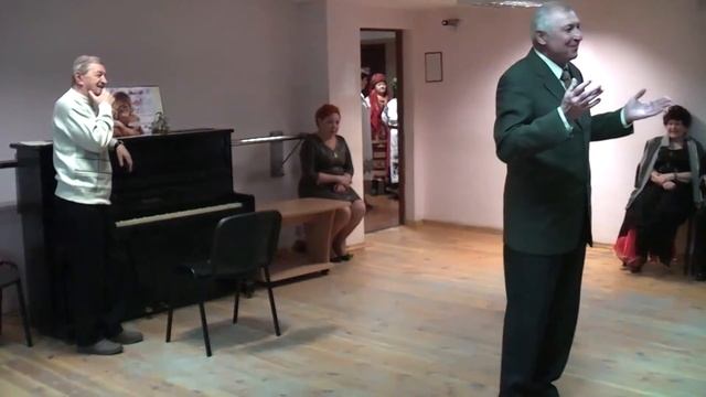 Пенсионеры танцуют и поют гуляя в Дворце Ветеранов смотреть онлайн