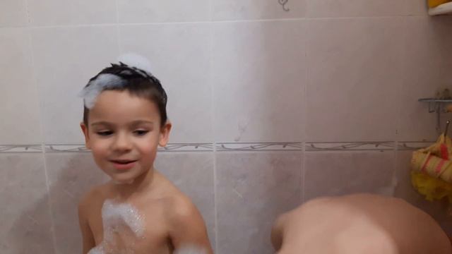 Принимаем ванну с пеной в чистый четверг.Take a bubble bath on Maundy Thursday. смотреть онлайн