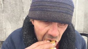 МУЖИК ПЕРВЫЙ РАЗ ПРОБУЕТ ЧИПСЫ LAYS С КРАБОМ