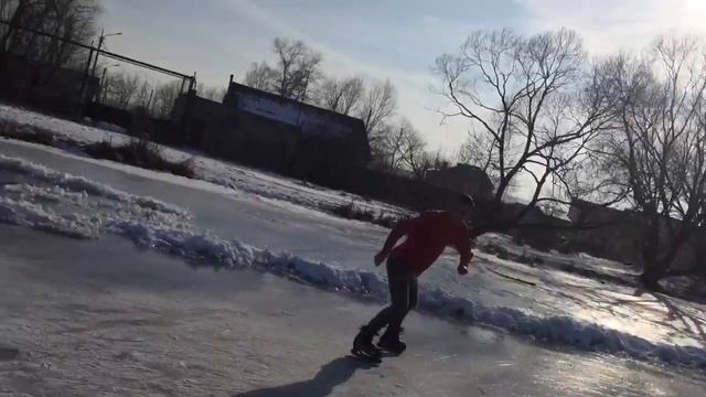 Гоним на катке ЧУТЬ НЕ ПРОВАЛИЛИСЬ ПОД ЛЕД навал задом на коньках смотреть онлайн