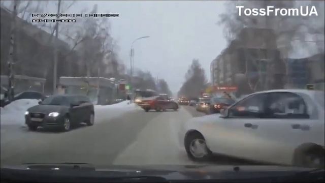 Белый Шевроле выехал на соседнюю полосу смотреть онлайн
