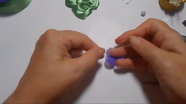 Маленькие милые цветочки из ленты/Little cute ribbon flowers DIY/Pequenas flores de fita fofa РАР смотреть онлайн
