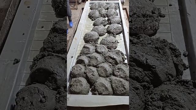 Формовка плит мощения.