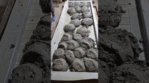 Формовка плит мощения.