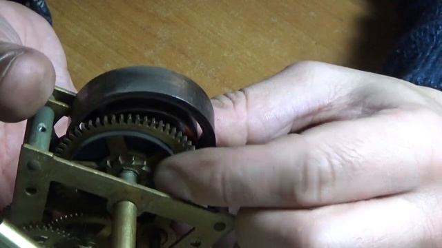 Ремонт механических часов без боя ОЧЗ (Орловский часовой завод). Разборка, часть 1 смотреть онлайн