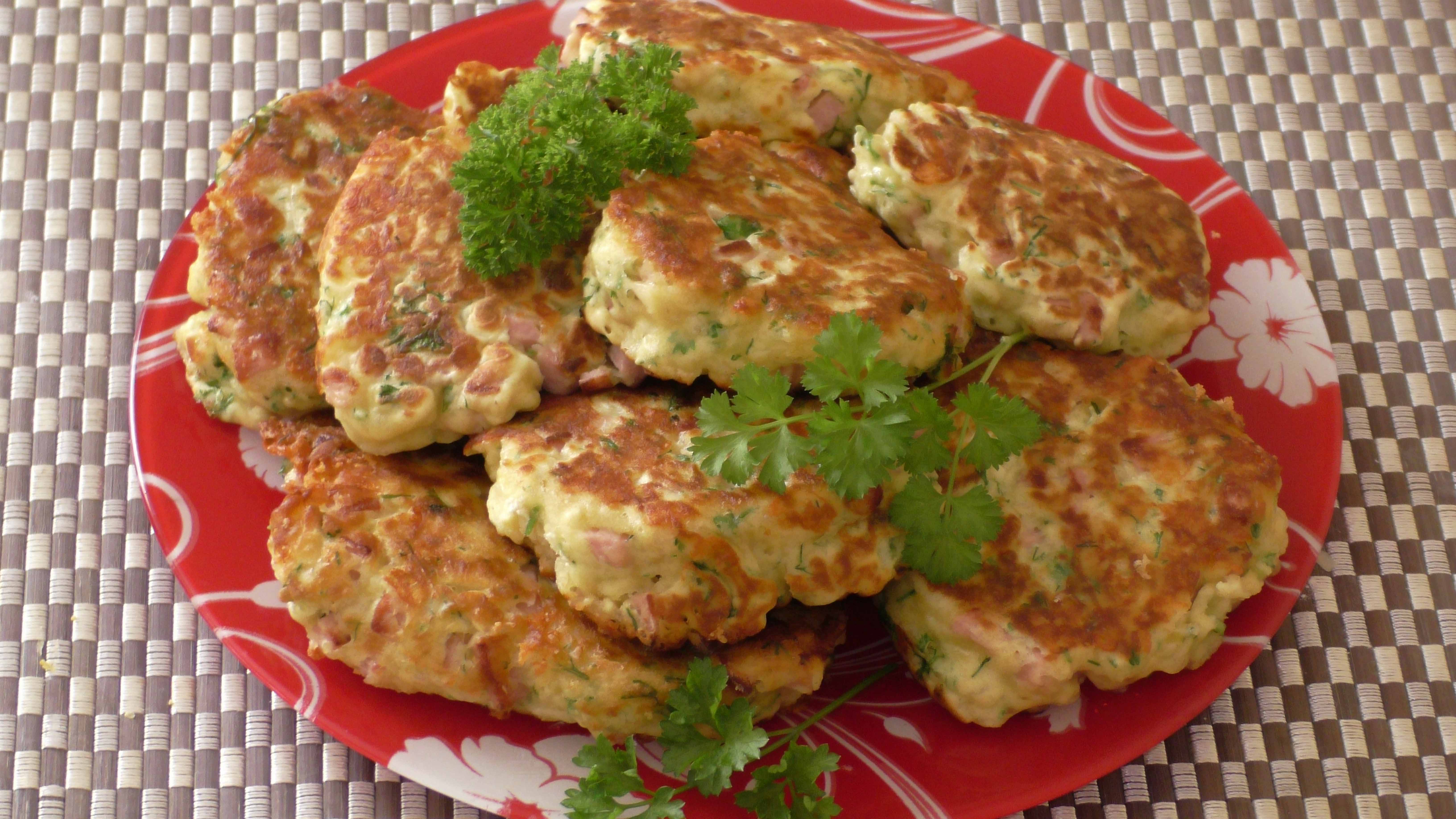 Закусочные оладьи с сыром и колбасой. Отличный завтрак и перекус! Почти мини-пицца! смотреть онлайн