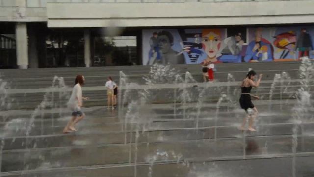 Girls, fountain and funny black and white games-3! / Девушки, фонтан и веселые черно-белые игры-3! смотреть онлайн