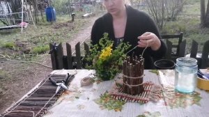 Как сделать вазу из веток и жестяной банки
