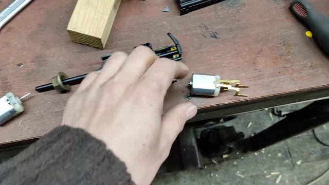 Ремонт привода замка лючка бензобака 8200305732 смотреть онлайн