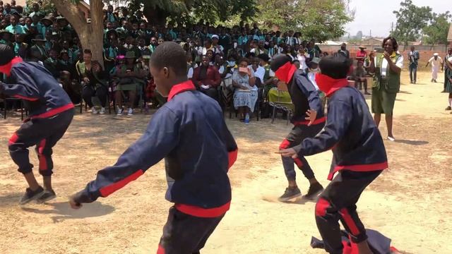 Team Expandables live performance in Chitungwiza смотреть онлайн