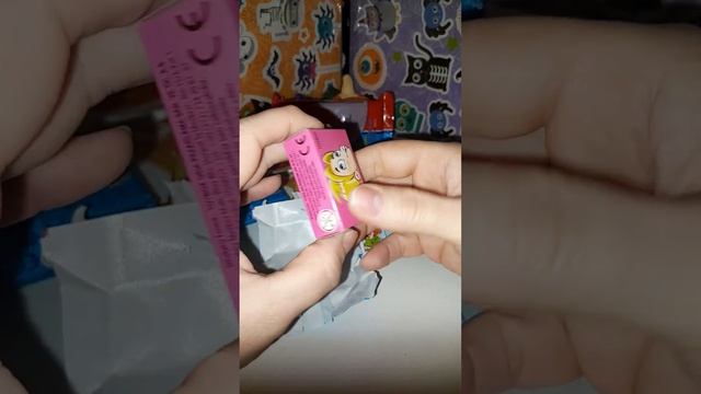 ToyBox жевательная резинка с вкладышем и игрушкой сюрпризом.