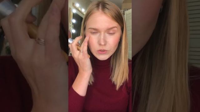 Как красить стрелочки и яркие губы. Макияж без кистей. смотреть онлайн