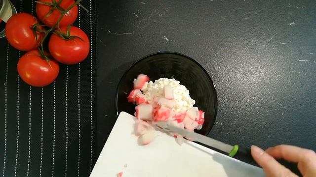 Grainy curd cheese and snow crab (surimi) sticks salad смотреть онлайн