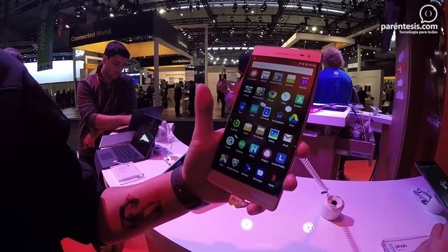 Paredes con NFC, teléfono Samsung retro y tarjetas de crédito con sensor de huellas смотреть онлайн