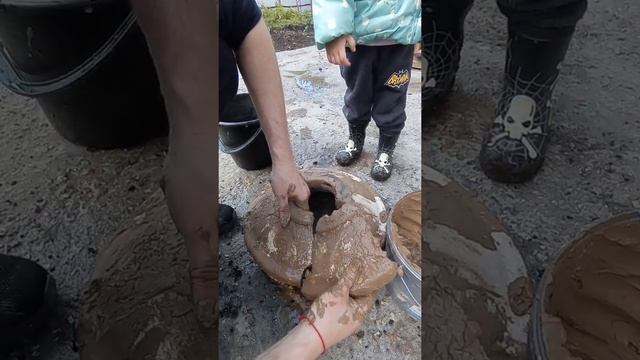 Часть 1. Тандыр упал. Крышка раскололась, сам тандыр в трещинах. Пробую восстановить. смотреть онлайн