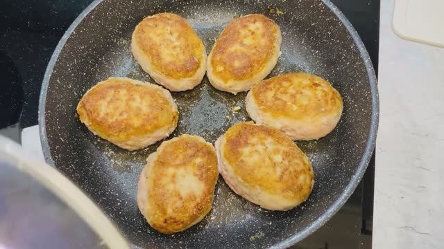 Котлеты из домашнего фарша с батоном и молоком всегда сочные и нежные. Универсальный ужин для всех