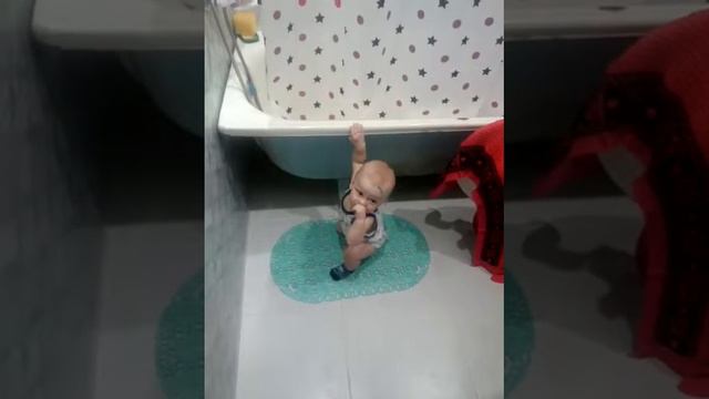 Ребёнок только на ноги встал:))) смотреть онлайн