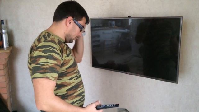 Настенное крепление телевизора - где делать розетки!!!!