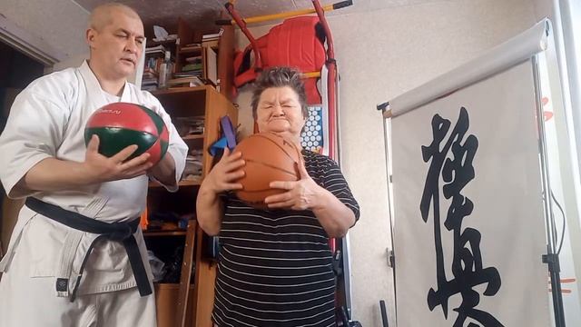 Упражнения с мячом. Делаем пальцы сильными, а кисти гибкими. смотреть онлайн