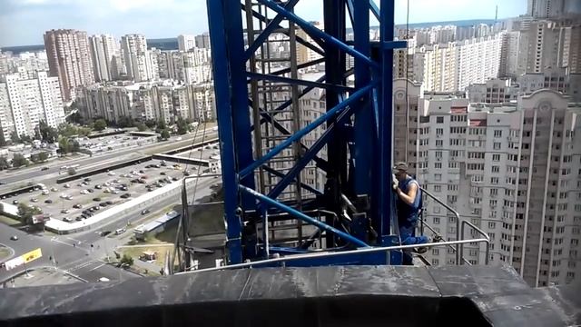 Офигенное РЕДКОЕ видео.Смотрите как демонтируют высотные краны смотреть онлайн