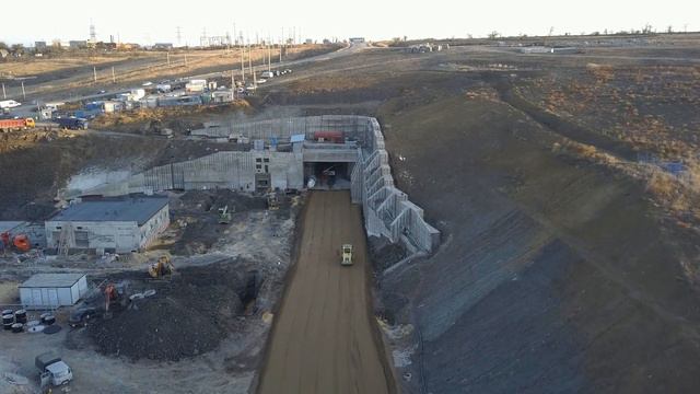 Летим от Бигельского виадука вдоль тоннеля к путепроводу. 16 10 2019. Столбов КС всё больше. смотреть онлайн