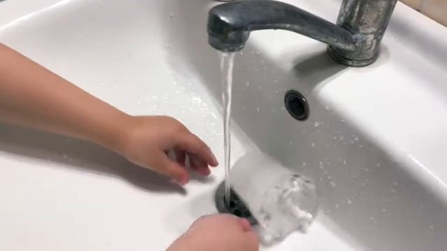 Toy horse in ice and water \ Игрушка лошадь во льду и в воде смотреть онлайн