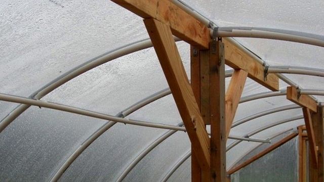 ДАЙ СВОЕЙ ТЕПЛИЦЕ ДОЖИТЬ ДО ВЕСНЫ! Усиление конструкции теплицы подпорками на зиму. смотреть онлайн