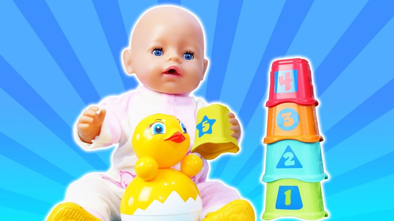 Весёлые игры. Кукла БЕБИ БОН собирает Пирамидку! Как Мама с Baby Born. Развивающие видео куклы смотреть онлайн