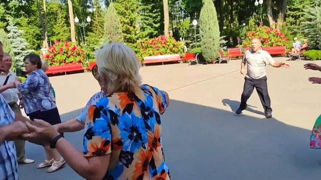 Яркое платье ? Танцы ??? в парке Горького Июнь 2021 Харьков смотреть онлайн