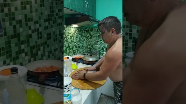 Бедро индейки приготовлен в духовке. смотреть онлайн
