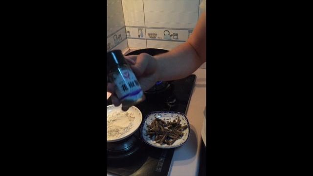 Готовлю и ем саранчу. Жаренная саранча. смотреть онлайн