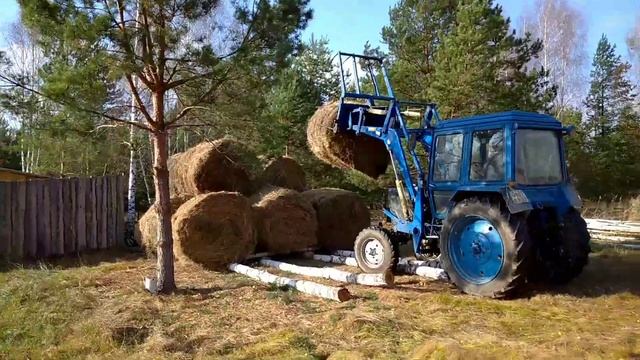 Трактором МТЗ сбор скирды из рулонов сена. За рулём Петр с канала "Деревня ГРИШИНО сельская жизнь". смотреть онлайн