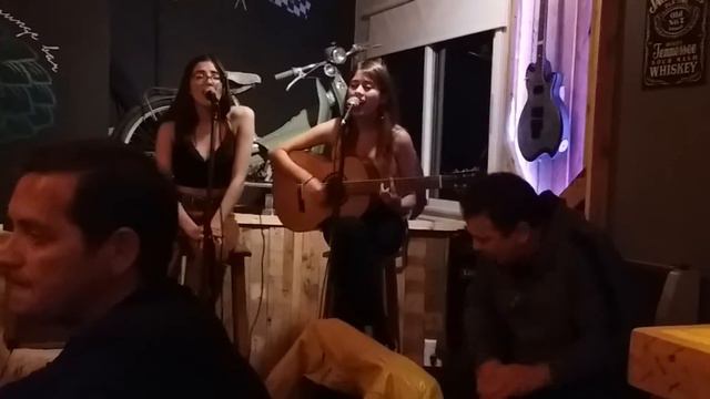 Guada & Azul con Ricky (y su cajón peruano) - Valerie (cover) - Nativa Living Lounge Bar смотреть онлайн