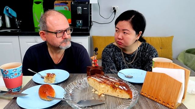 МУКБАНГ ПИРОГ С БАНАНОМ и ПИРОЖКИ С ЯБЛОКАМИ, ИЗЮМОМ И КОРИЦЕЙ смотреть онлайн