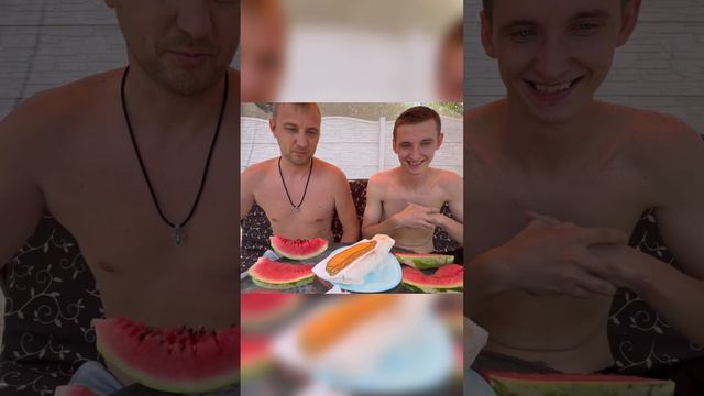 Едим шаурму с арбузом