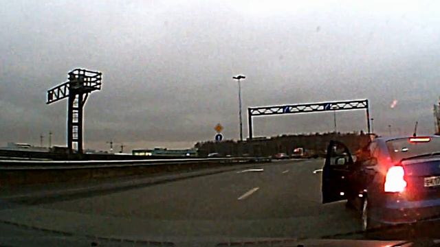 Дебил по шоссе едит задним ходом .AVI смотреть онлайн