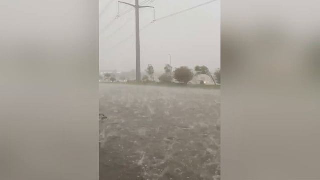 No, these are not stones from the sky, but hail in Saudi Arabia! Storm in Dammam смотреть онлайн