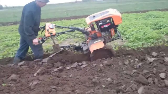 Мотоблок Голиаф2-9 дизель, хорош,земля суглинок сыроват,пашет глубиной20-25см спокойно,как Т25, смотреть онлайн