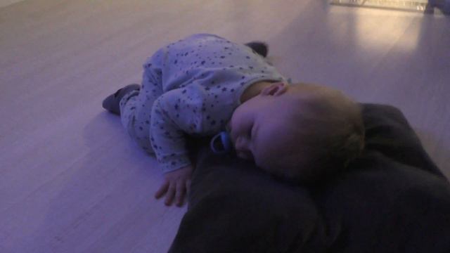 Малыш Саша НЕ хочу СПАТЬ 🥱 🛌 смотреть онлайн