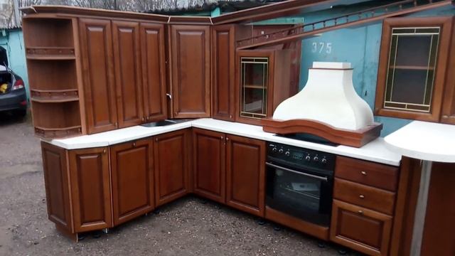 Кухня угловая из массива с техникой и барной стойкой. смотреть онлайн
