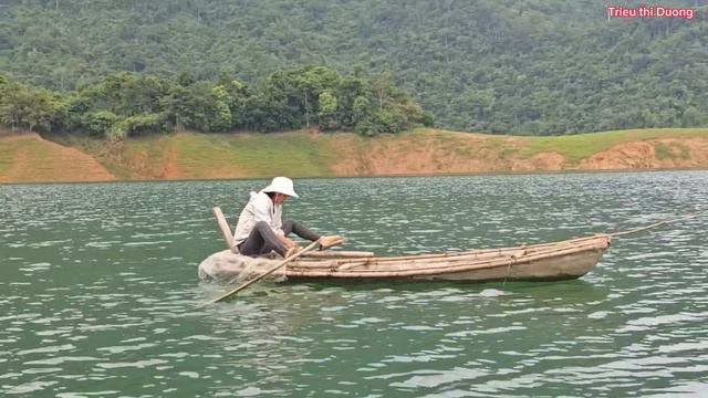At 6 o'clock, the girl spread her net to catch fish to sell, making a living on the lake. смотреть онлайн