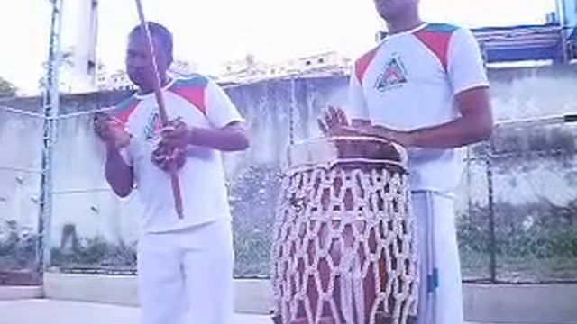 Mestre Djalmir e Mestre Lelo - Toque Miudinho смотреть онлайн