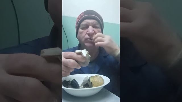 Ем маринованную скумбрию с картошкой мундире на работе